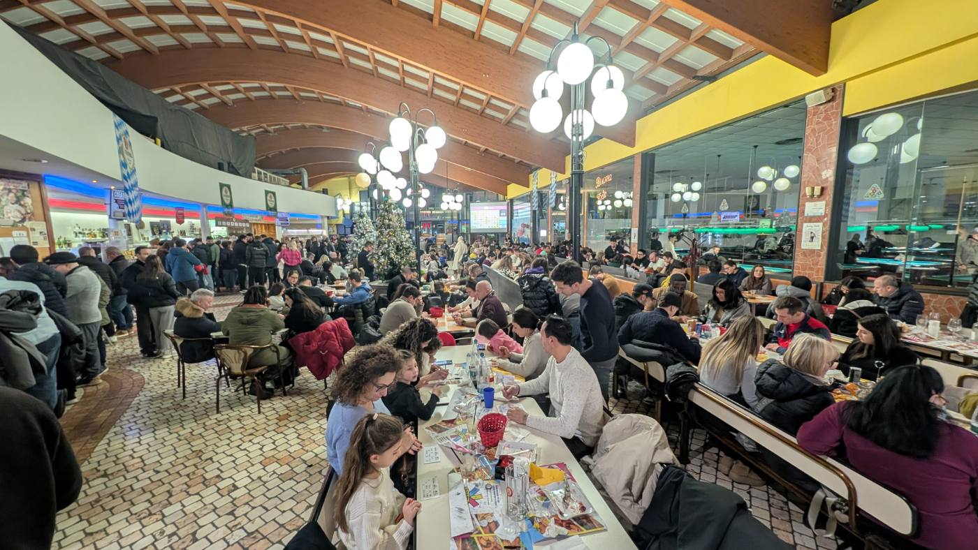 Tavoli e cucina durante la serata