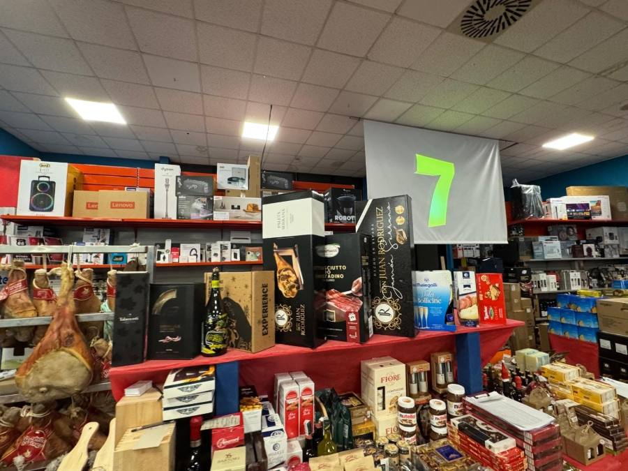 Il banco dei premi della Super Tombola