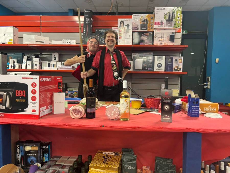 Lo staff della Super Tombola dietro al banco dei premi