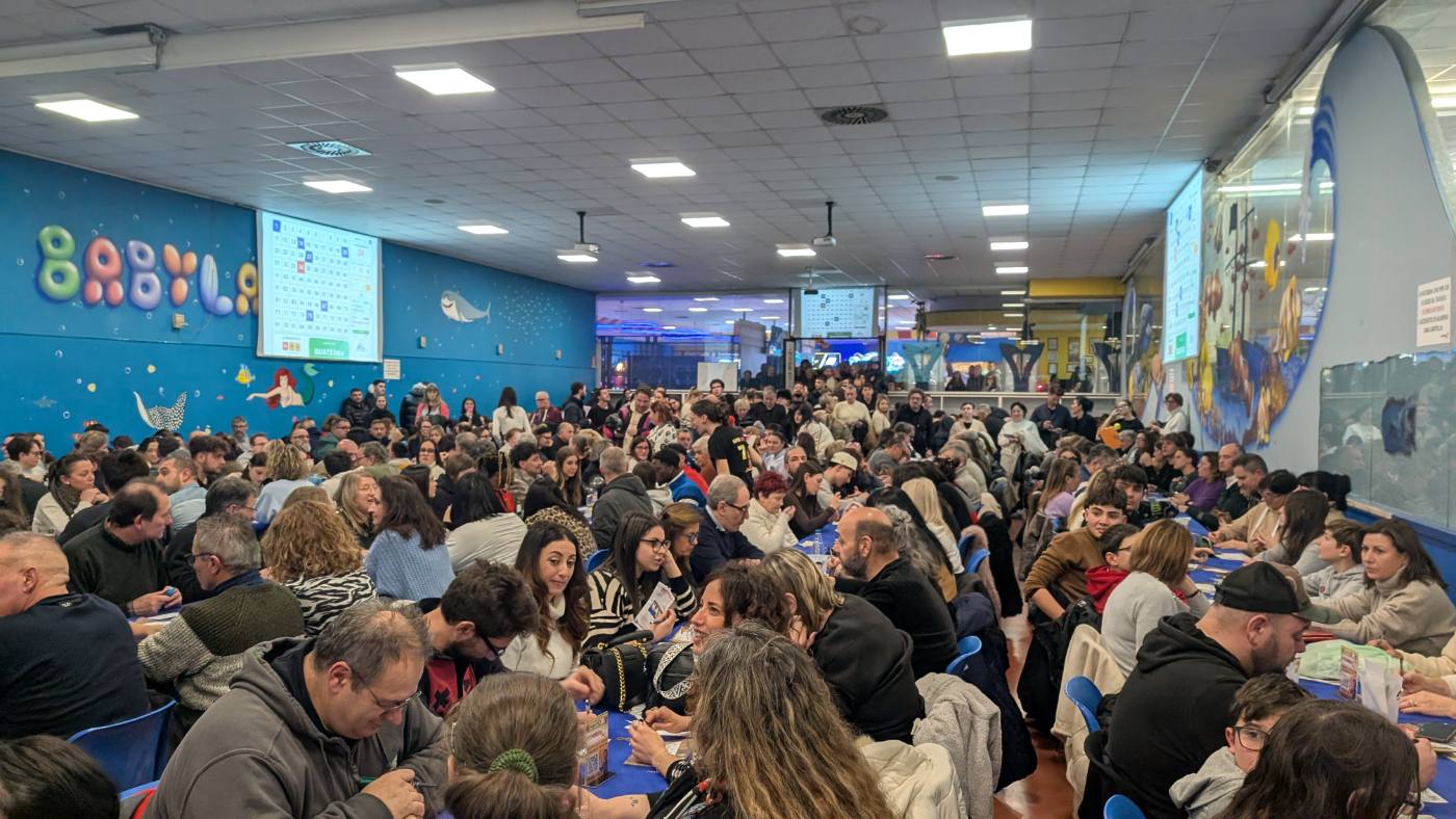 La sala con i tabelloni dei numeri estratti