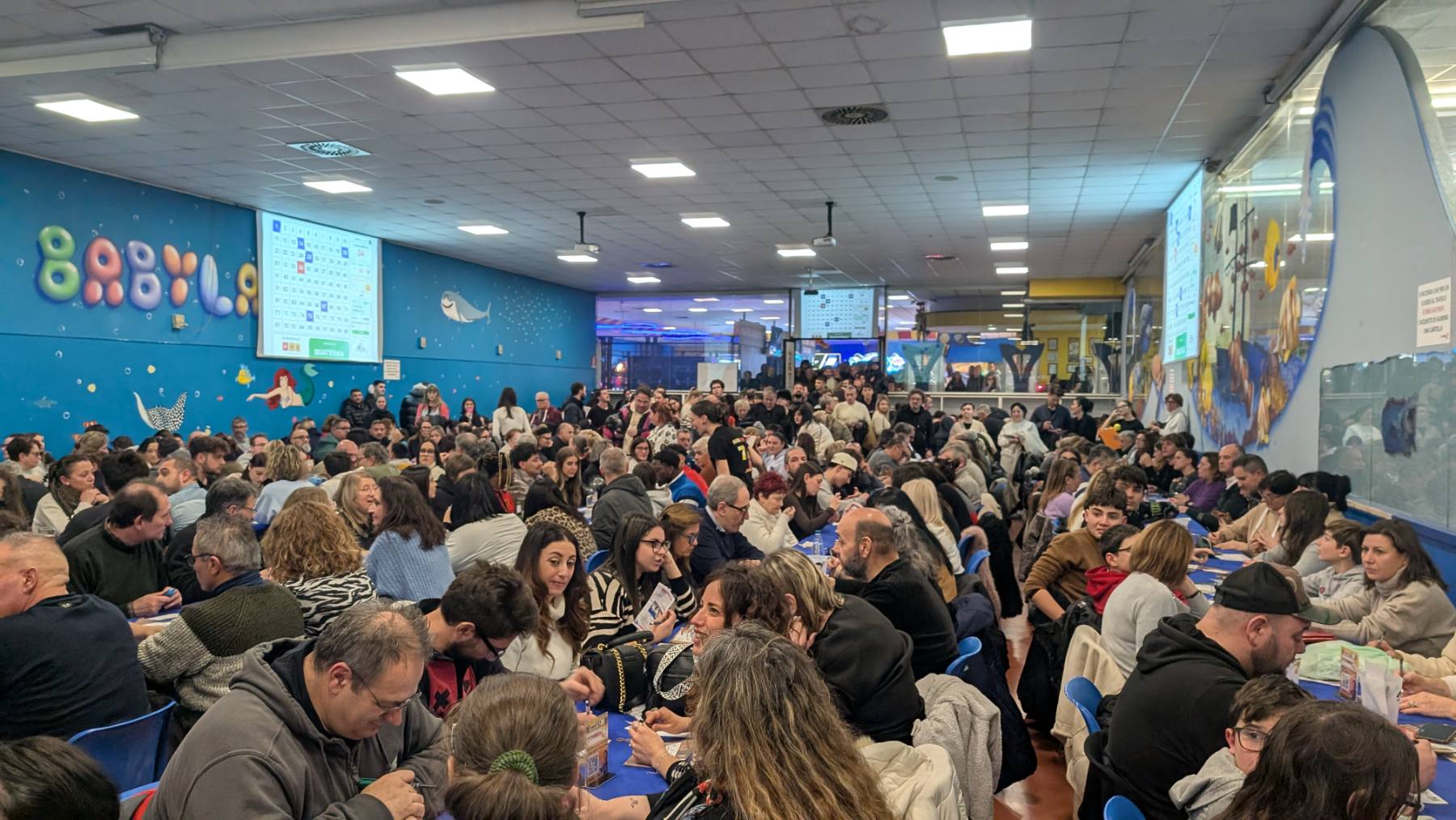 La sala della Super Tombola piena di gente